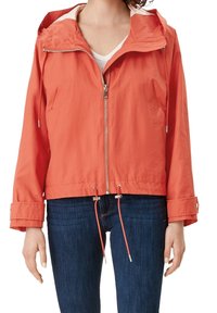 Rote leichte Jacke mit Reißverschluss vorne, verstellbarem Kordelzug in der Taille und Seitentaschen. Mit Kapuze und hochrollbaren Ärmeln.