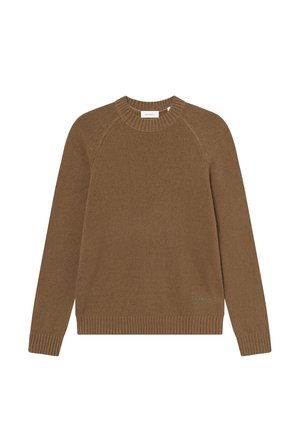 Hnedý pletený sveter s rebrovaným okrajom a manžetami. Obsahuje raglánové rukávy a malú zelenú logo detail na dolnej ľavej strane.