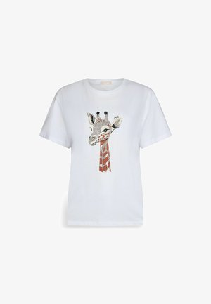 Camiseta de algodón blanca con un gráfico de jirafa en detalle rojo y negro, destacando su cara y cuello estampado. Mangas cortas y corte relajado.