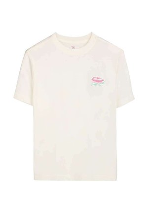 T-shirt blanc à manches courtes avec un petit motif de lèvres roses et un texte turquoise sur la poitrine à gauche.