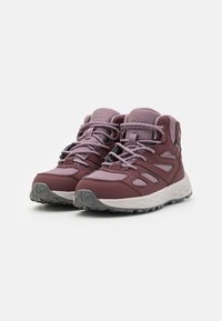 Încălțăminte de drumeție de tip mid-top, în nuanțe de burgund și violet deschis. Material sintetic cu panouri din plasă, guler căptușit și talpă din cauciuc pentru aderență.
