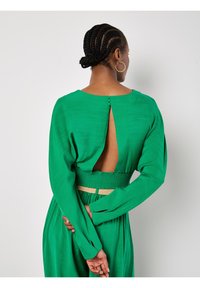 Apricot CROP BATWING OPEN BACK - Camicetta - green