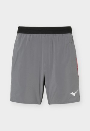 Graue Sportshorts mit schwarzem Bund und roten Seitenpaneelen, mit einem weißen Mizuno-Logo am unteren rechten Bein.