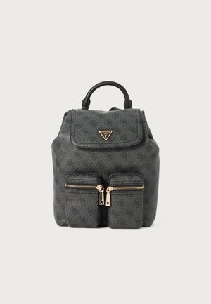 Schwarzer Rucksack mit Muster, einem oberen Griff, sowie mit Reißverschluss versehenen Fronttaschen und goldenen Hardware-Akzenten. Verfügt über einen Umschlagdeckel und ein strukturiertes Material.