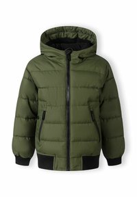 Doudoune verte avec capuche, fermeture éclair, poignets élastiques et poches latérales. Présente un motif matelassé et des accents noirs.