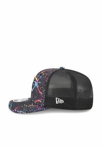 Casquette avec un dos en maille noire et un design éclaboussé coloré sur la visière ; comprend un logo blanc sur le côté.