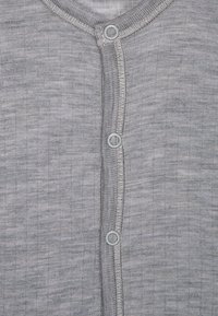 Grauer Strickcardigan mit rundem Ausschnitt, glatter Textur und fünf passenden grauen Knöpfen entlang der vorderen Leiste.
