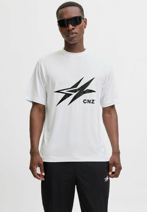 Biała koszulka z dużą czarną grafiką stylizowanych błyskawic oraz napisem "CNZ". Koszulka ma krótkie rękawy i okrągły dekolt.