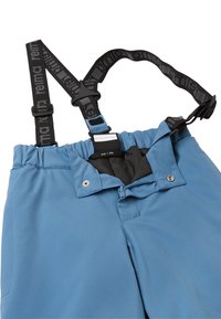 Pantaloni impermeabili de culoare albastră cu bretele negre ajustabile. Dispun de un sistem de închidere cu fermoar și capse, căptușeală moale și talie elastică. Eticheta cu mărimea este vizibilă.