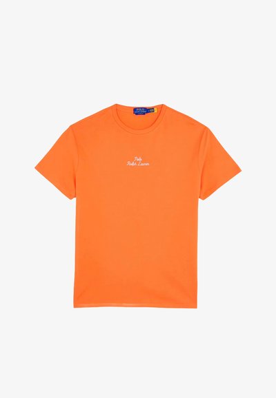 Camiseta de algodón de color naranja brillante con cuello redondo, mangas cortas y logo bordado en blanco "Polo Ralph Lauren" en el frente.