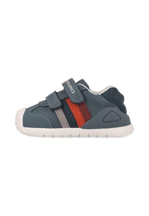 Zapatilla deportiva para niños pequeños de color azul oscuro con suela blanca, dos tiras de velcro y rayas laterales en gris, negro, naranja y rojo.
