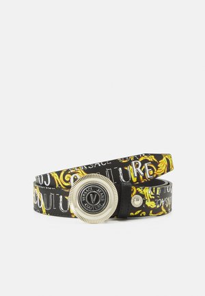 Schwarzer Versace Jeans Couture Gürtel mit gelbem Barockmuster und runder silberner Schnalle mit eingeprägtem Markenlogo.