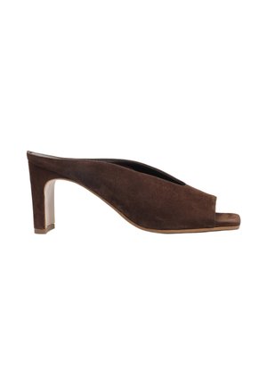 Brązowy damski mule zamszowy z odkrytymi palcami, blokowym obcasem i stylem wsuwanym, pokazany z boku na białym tle.
