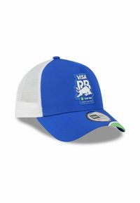 Blaue Baseballkappe mit einem weißen Netzrücken, auf der Vorderseite mit einem Visa-Logo sowie den Etiketten für Cash App und Formel Eins versehen.