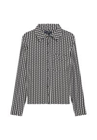 Camisa de manga larga con un patrón geométrico en blanco y negro, cuello puntiagudo, cierre de botones y un bolsillo en el pecho.