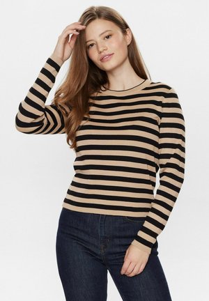 Svart- och beige-randig långärmad tröja med rundhals, tillverkad av ett mjukt stickat tyg, kombinerad med mörkblå jeans.