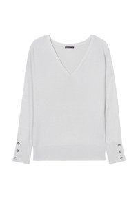 Hellgrauer, metallischer V-Ausschnitt-Pullover mit langen Ärmeln und Knopf-Details an den Handgelenken, der eine weiche Textur und eine taillierte Passform aufweist.