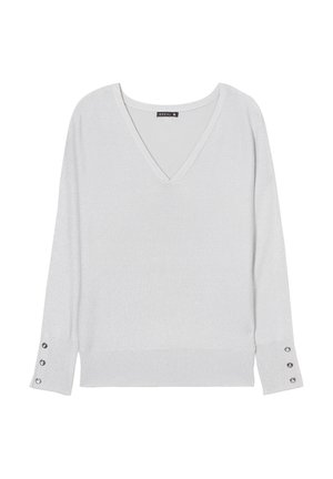 Pull en v métallique gris clair, à manches longues avec des accents de boutons aux poignets, présentant une texture douce et une coupe ajustée.