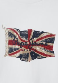 Camiseta blanca de algodón con un gráfico desgastado de la Union Jack en rojo, azul y dorado, con el texto "Pepe Jeans London" debajo.