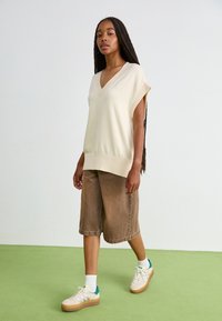 adidas Originals GAZELLE BOLD - Αθλητικά παπούτσια - off white/silver metallic/collegiate green