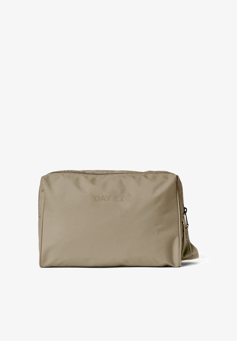 Rechthoekige khaki tas van duurzaam stof met een gestructureerd oppervlak, voorzien van een ritssluiting aan de bovenkant en het reliëf logo "DAY ET" op de voorkant.