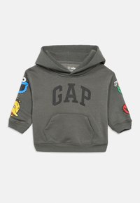 Γκρι φούτερ με κουκούλα και την επιγραφή "GAP" σε μαύρο χρώμα. Διακοσμημένο με πολύχρωμα μπαλώματα χαρακτήρων: Cookie Monster, Big Bird και Oscar the Grouch στα μανίκια.