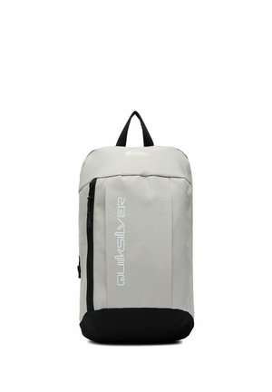 Jasnoszary i czarny plecak z pionową kieszenią na zamek i logo Quiksilver z przodu, czarna rączka na górze.
