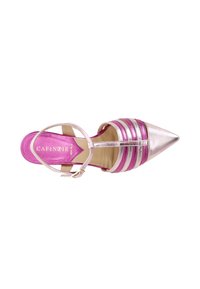 Spitz zulaufender High-Heel-Schuh mit metallisch silbernen und pink gestreiften Riemen, offener Rückseite und Knöchelriemen. Strukturierte Lederoberfläche. Markenname sichtbar.