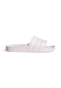 Sandale slide Adidas rose clair avec trois bandes blanches, semelle texturée et bout ouvert, vue de côté sur fond blanc.