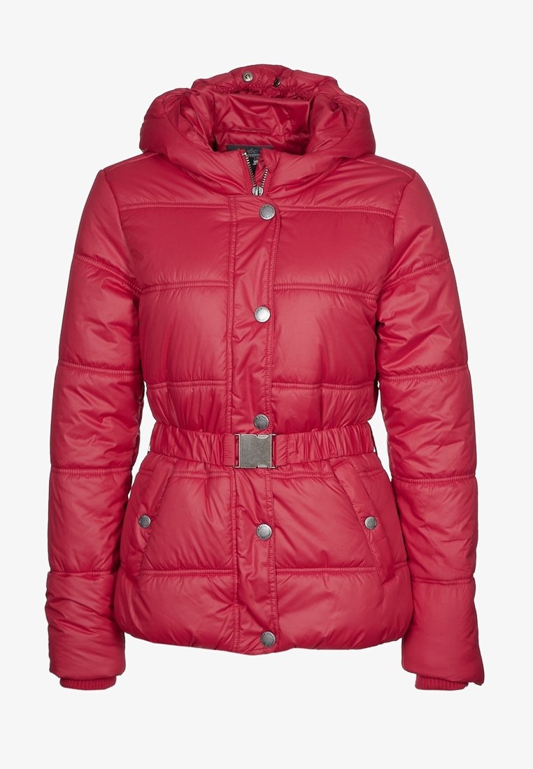 Rote Pufferjacke mit abnehmbarem Kapuze, Reißverschluss, silbernen Knöpfen, tailliertem Schnitt und zwei Vorderaschen mit sichtbaren Nähten.