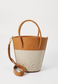 Borsa a secchiello in pelle marrone e tela beige con doppio manico, tracolla regolabile e dettaglio in rilievo "COCO" sulla parte anteriore.