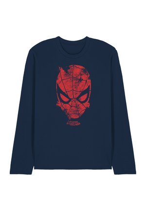 Langärmeliges marineblaues T-Shirt mit einem roten Aufdruck von Spider-Mans Gesicht, das ein Netzmuster und markante schwarze Augen zeigt. Darunter der Text "The Amazing Spider-Man".