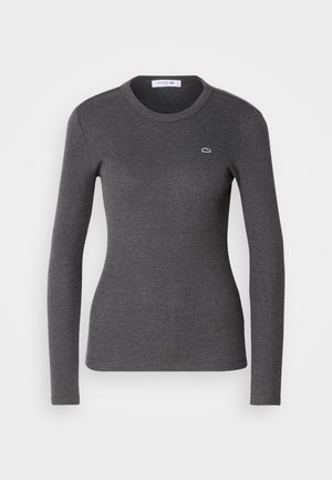 Maglietta a maniche lunghe in maglia a coste grigia scura con colletto tondo e piccolo logo bianco Lacoste sul lato sinistro del petto.