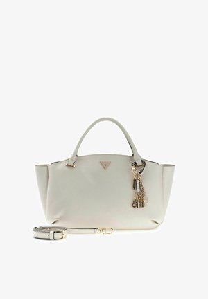 Sac à main blanc Guess avec doubles poignées supérieures, détails dorés et bandoulière amovible posé à plat devant.
