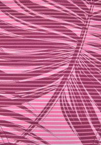 Gepatternde stof met afwisselend lichte en donkere roze strepen en bladvormige figuren. Glad oppervlak en een combinatie van polyester.