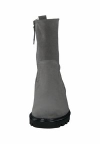Bottes de cheville en daim gris avec une fermeture éclair sur le côté, bout arrondi et semelle texturée noire. Matériau lisse et doux avec une silhouette épurée.