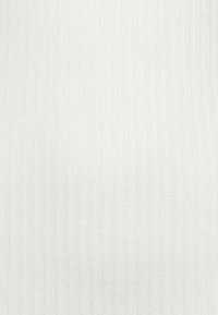 Biała prążkowana tkanina o drobnej teksturze, z wyraźnymi pionowymi liniami na całej powierzchni. Materiał wydaje się miękki i lekki.