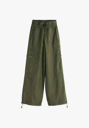 Groene wijde broek van lichtgewicht stof. Beschikt over een elastische tailleband, twee zijzakken en verstelbare koordhemsen.