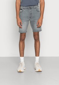 Wrangler TEXAS - Calções de ganga - golden grey