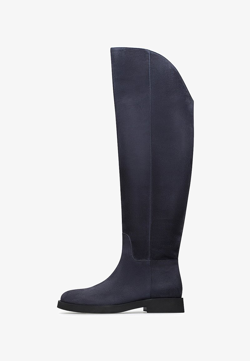 Stivali alti blu navy realizzati in pelle liscia, con un design semplice caratterizzato da una silhouette dritta e una suola piatta in gomma nera.