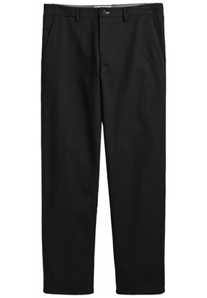 Schwarze Baumwoll-Chinos mit geradem Bein, zwei Seitentaschen und einem vorderen Knopfverschluss, mit glatter Textur und minimaler Verzierung.