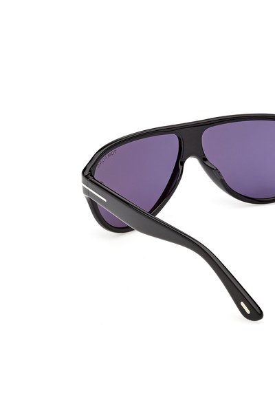 Lunettes de soleil à monture noire avec verres teintés foncés et branches fines dotées d'une bande argentée.