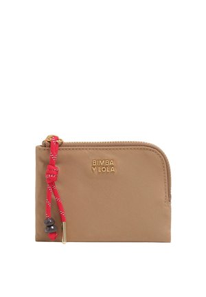 Cartera beige compacta con logo dorado "BIMBA Y LOLA", cremallera roja con cuentas negras y esquina superior derecha redondeada.