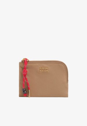 Cartera beige compacta con logo dorado "BIMBA Y LOLA", cremallera roja con cuentas negras y esquina superior derecha redondeada.
