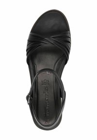 Svart lädersandal med breda remmar, texturerad yta, vristrem med spänne och vadderad innersula för komfort.