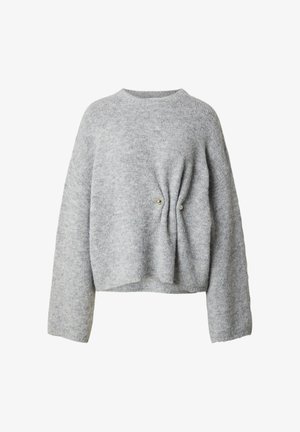 Grau gestrickter Pullover mit langen Ärmeln, rundem Halsausschnitt und einer gefältelten Detail an der Vorderseite, die mit zwei dekorativen goldenen Knöpfen versehen ist.
