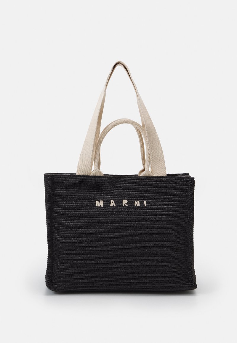 Crna tkana torba za nošenje s bež platnenim ručkama. Ima teksturiranu površinu i "MARNI" logo u bijelim slovima. Pravilnog je pravokutnog oblika.