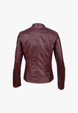 Bordeaux leren jack met een getailleerd ontwerp, zichtbare steekdetails en een opstaande kraag. Soepele textuur en lange mouwen.