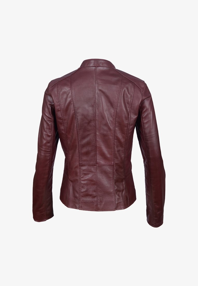 Burgundská kožená bunda s přiléhavým střihem, viditelnými švy a stojáčkovým límcem. Hladká textura a dlouhé rukávy.