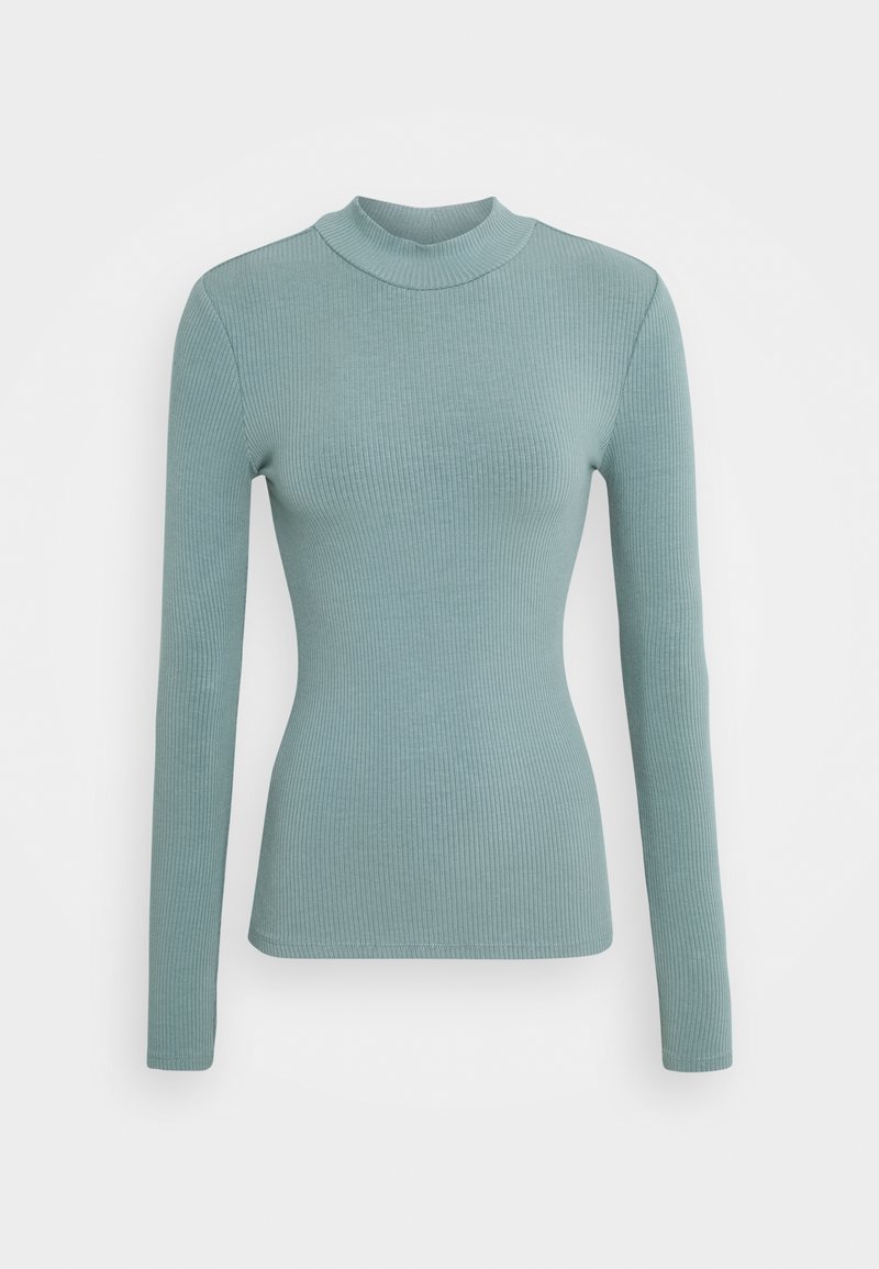 Tajt ribbat långärmad tröja i ljus turkosblå med en krage i mock neck, över en vit bakgrund.